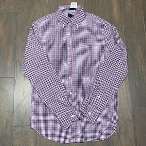 Men’s slim fit shirt.